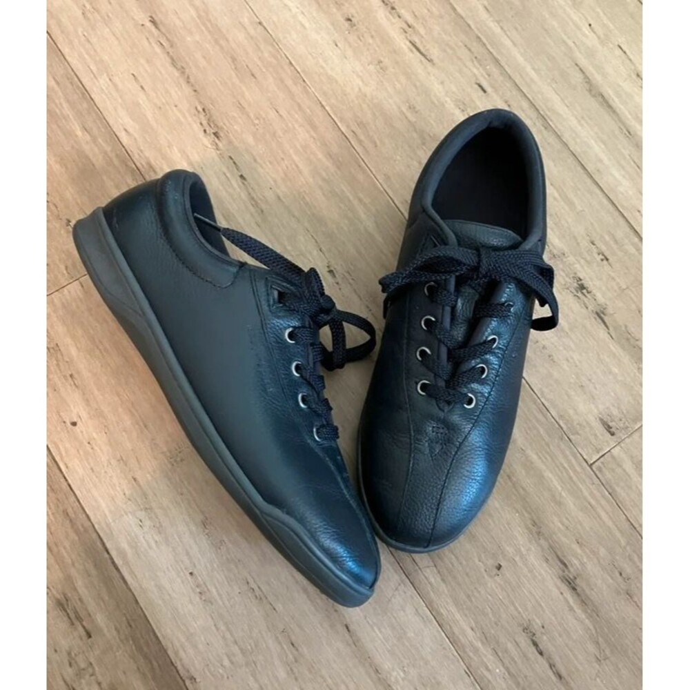 Easy Spirit women leather lace up black sneakers Size 8